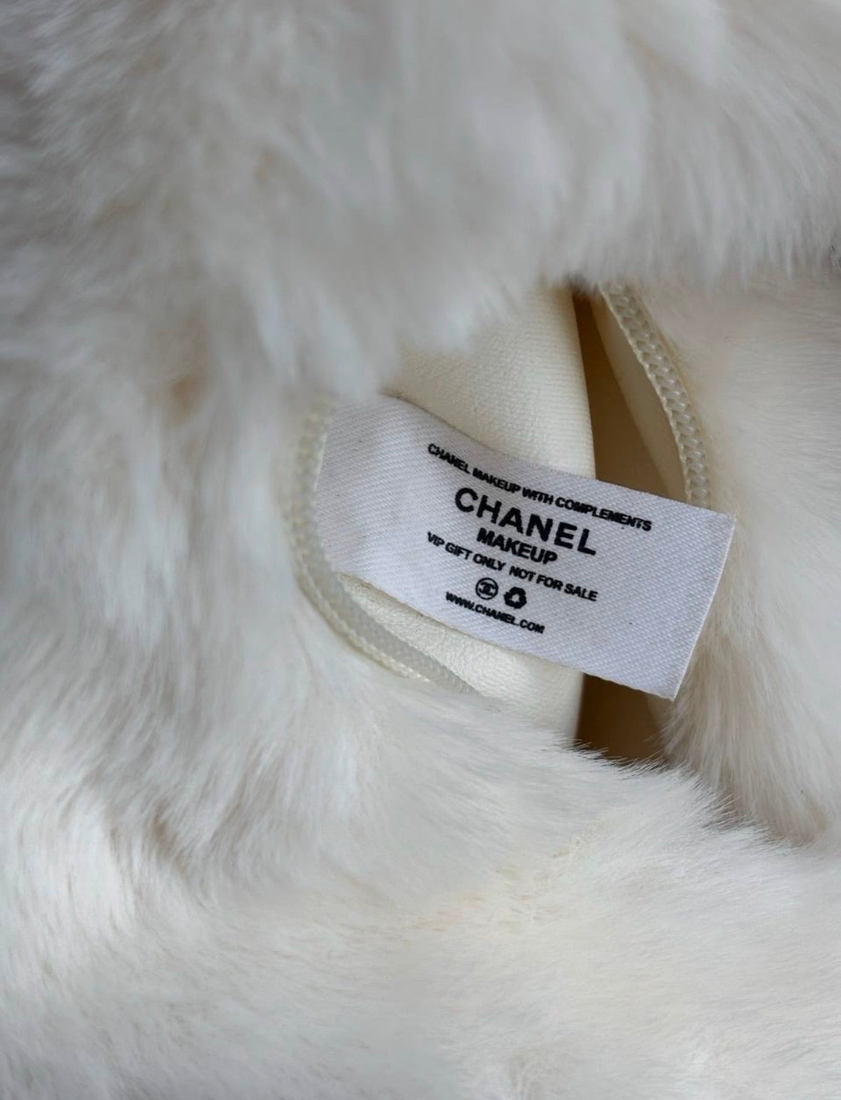 VIP/GWP Cream White Faux Fur CC Hobo Shoulder Bag - Image 7