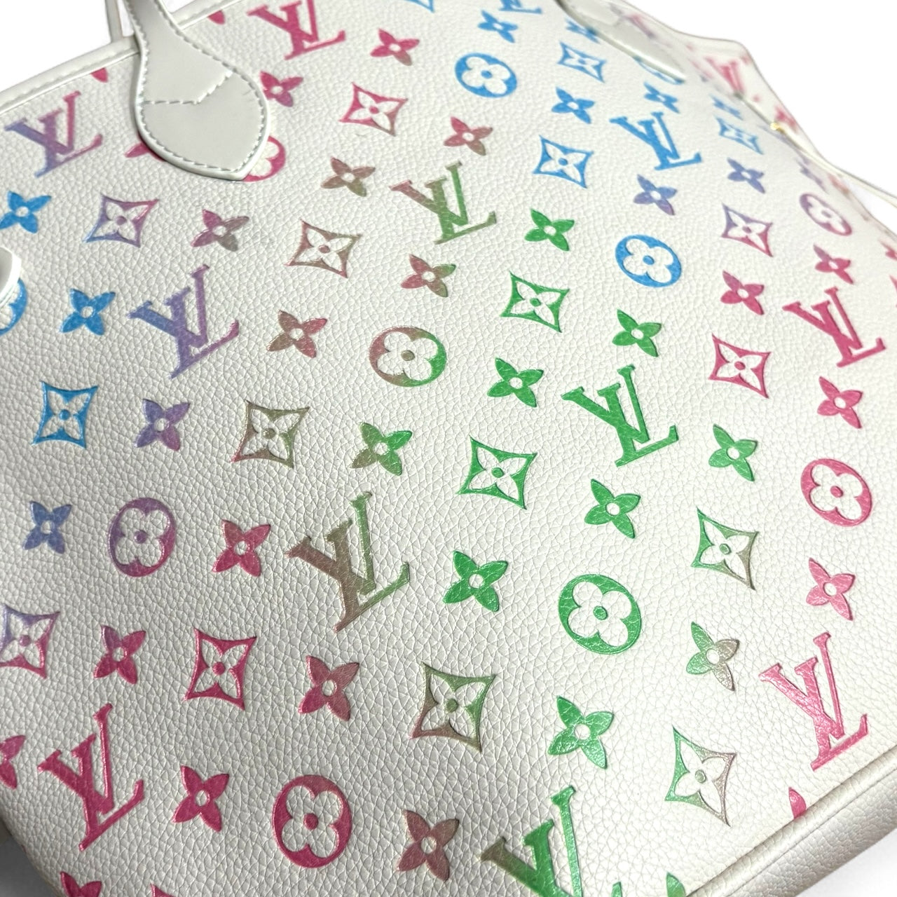VIP/GWP White Neverfull MM Tote & Pouch