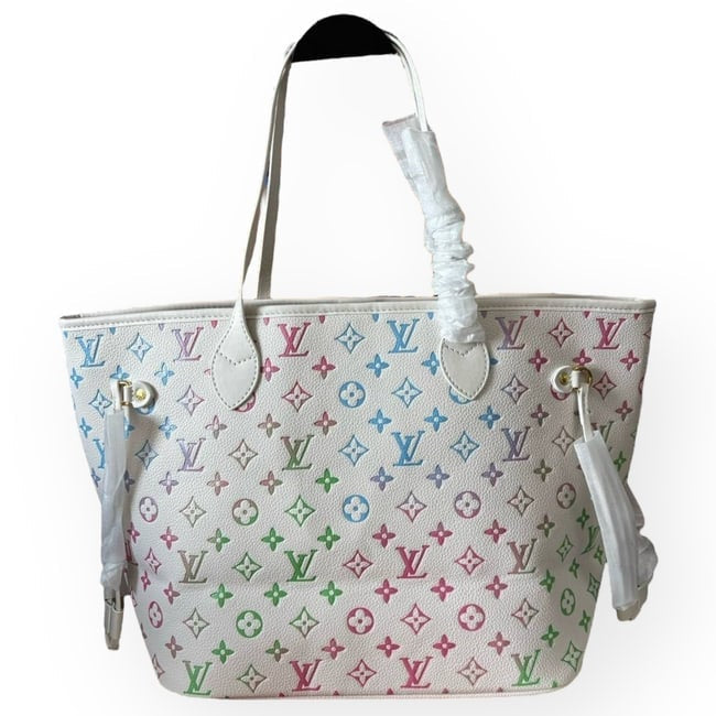 VIP/GWP White Neverfull MM Tote & Pouch