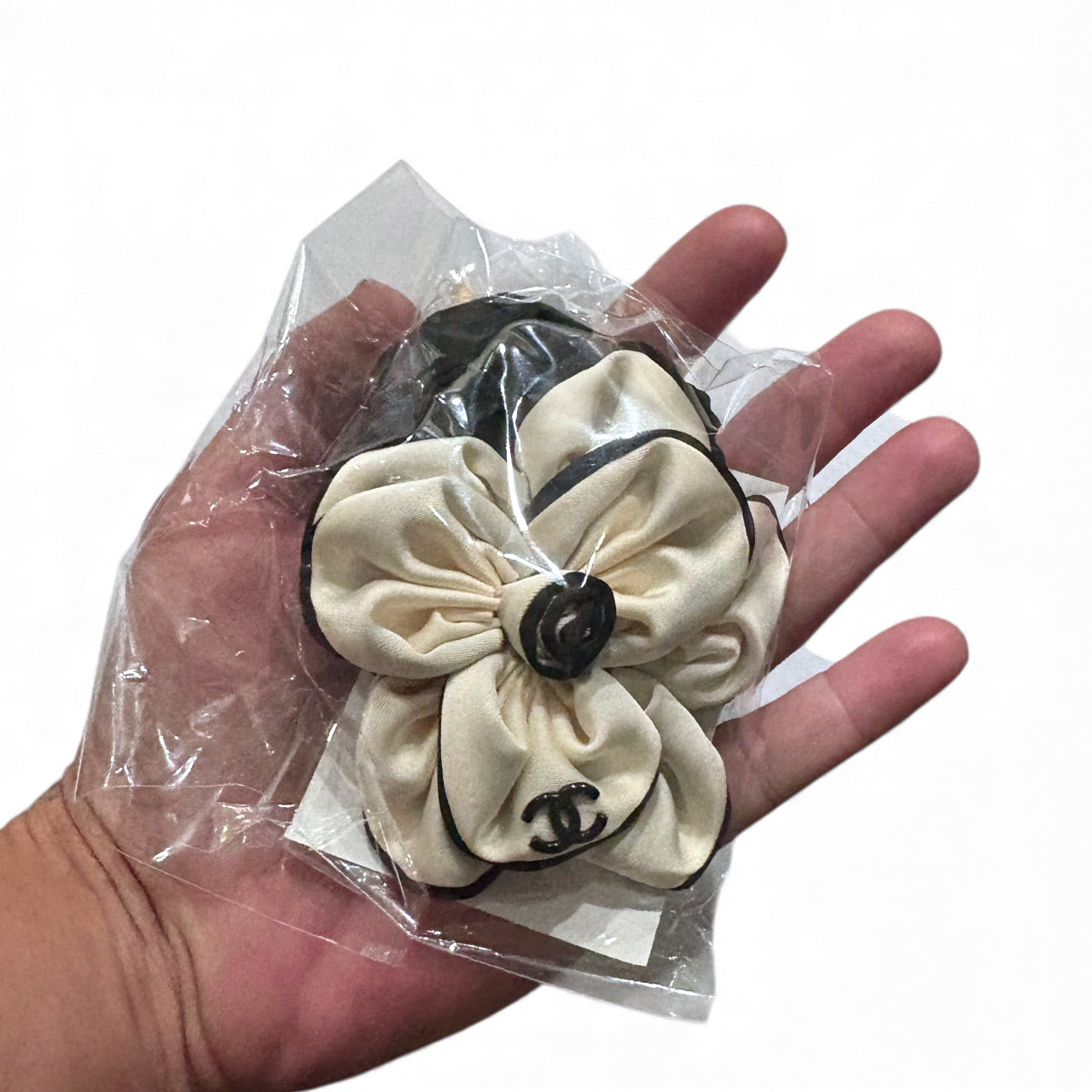 VIP/GWP White Camelia Floral Scrunchy with Bag