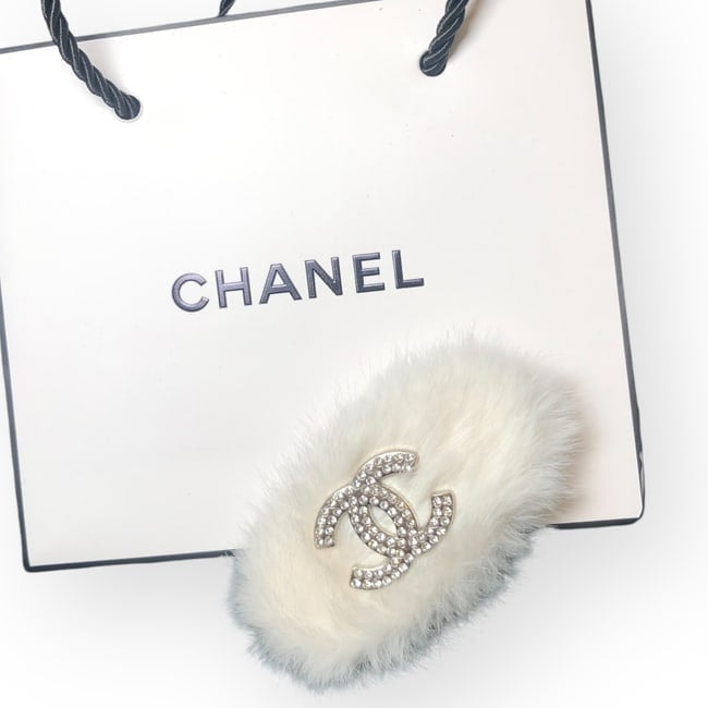 VIP/GWP White Rhinestone CC Oval Hair Clip