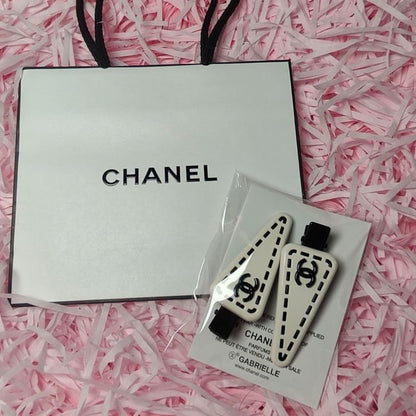 VIP/GWP White 2Pc CC Triangle Hair Clips