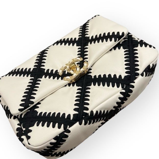 LOT 472 image 2