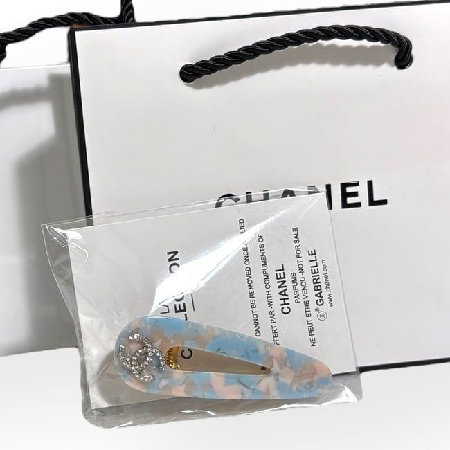 VIP/GWP Blue Rhinestone CC Hair Clip with Bag